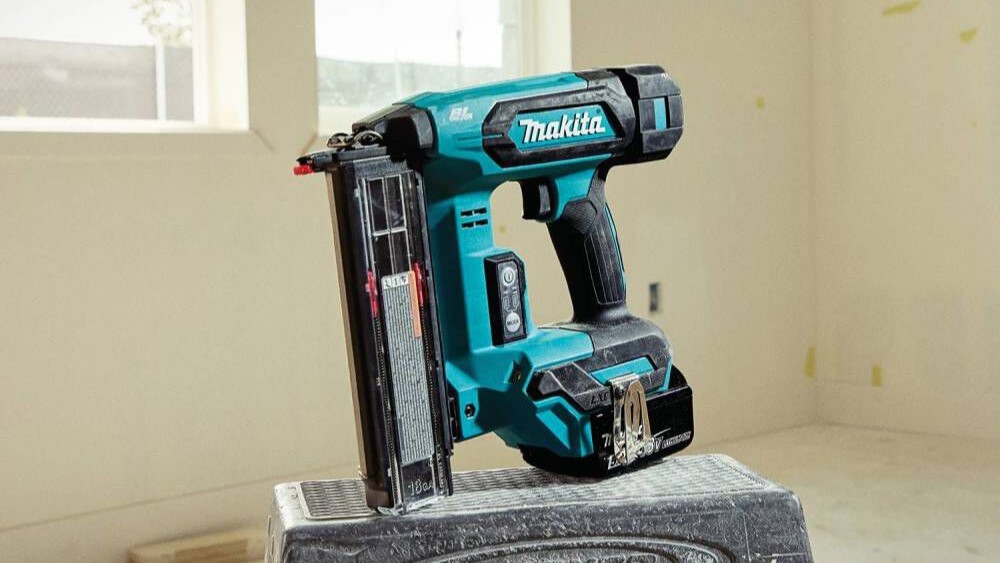 Stop Babysitting Air Hoses: The Complete Guide To Makita Cordless XGT & LXT Nailers