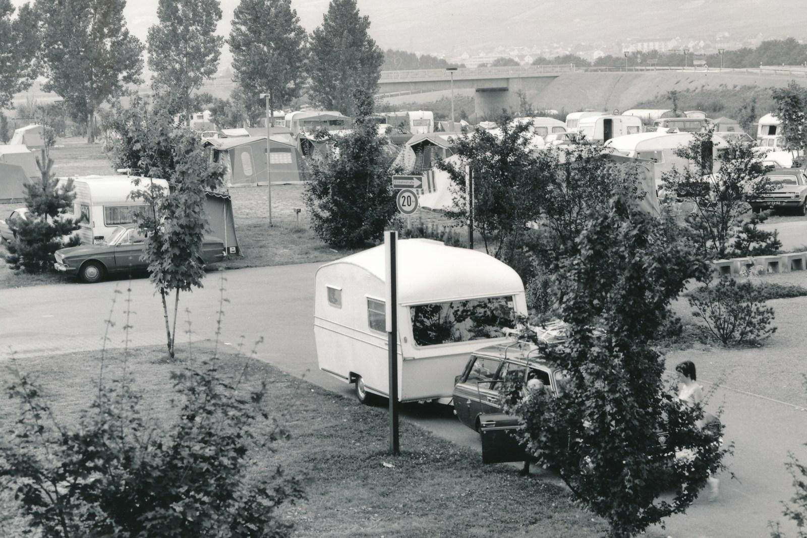 Caravan met voortent en geparkeerde auto’s op de camping van vroeger