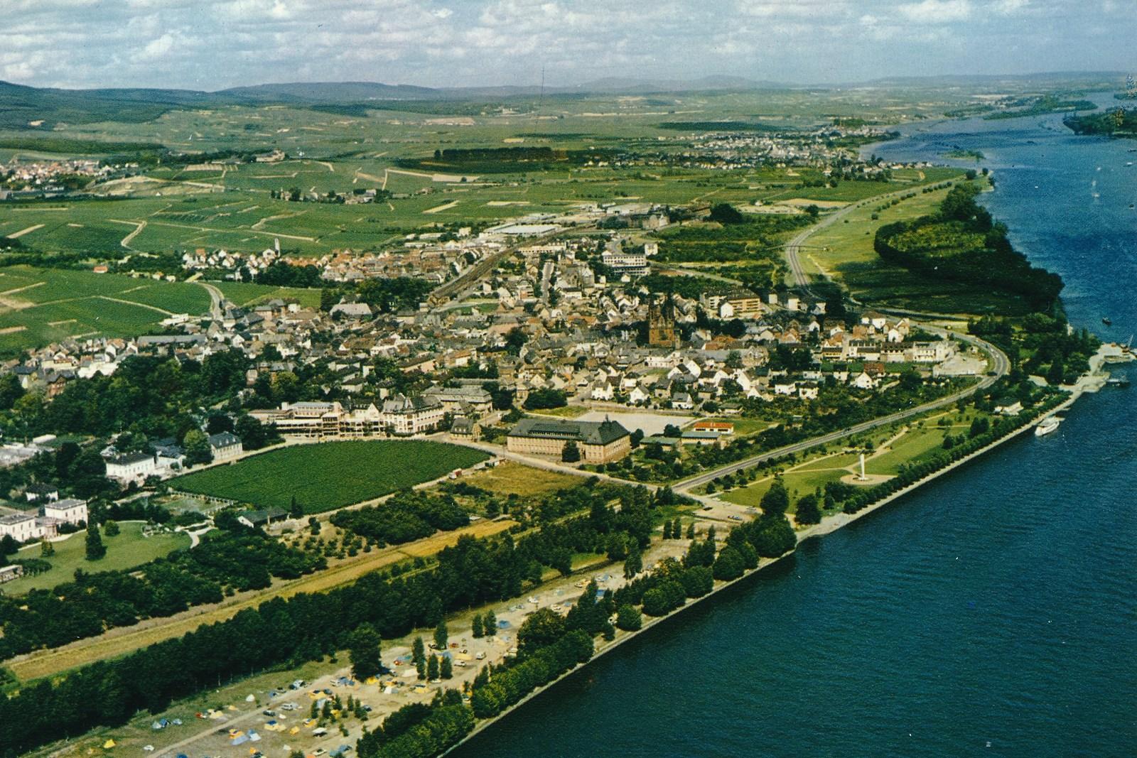 Historische luchtfoto van Geisenheim aan de Rijn – wijngaarden, oude stad en de camping aan de oever