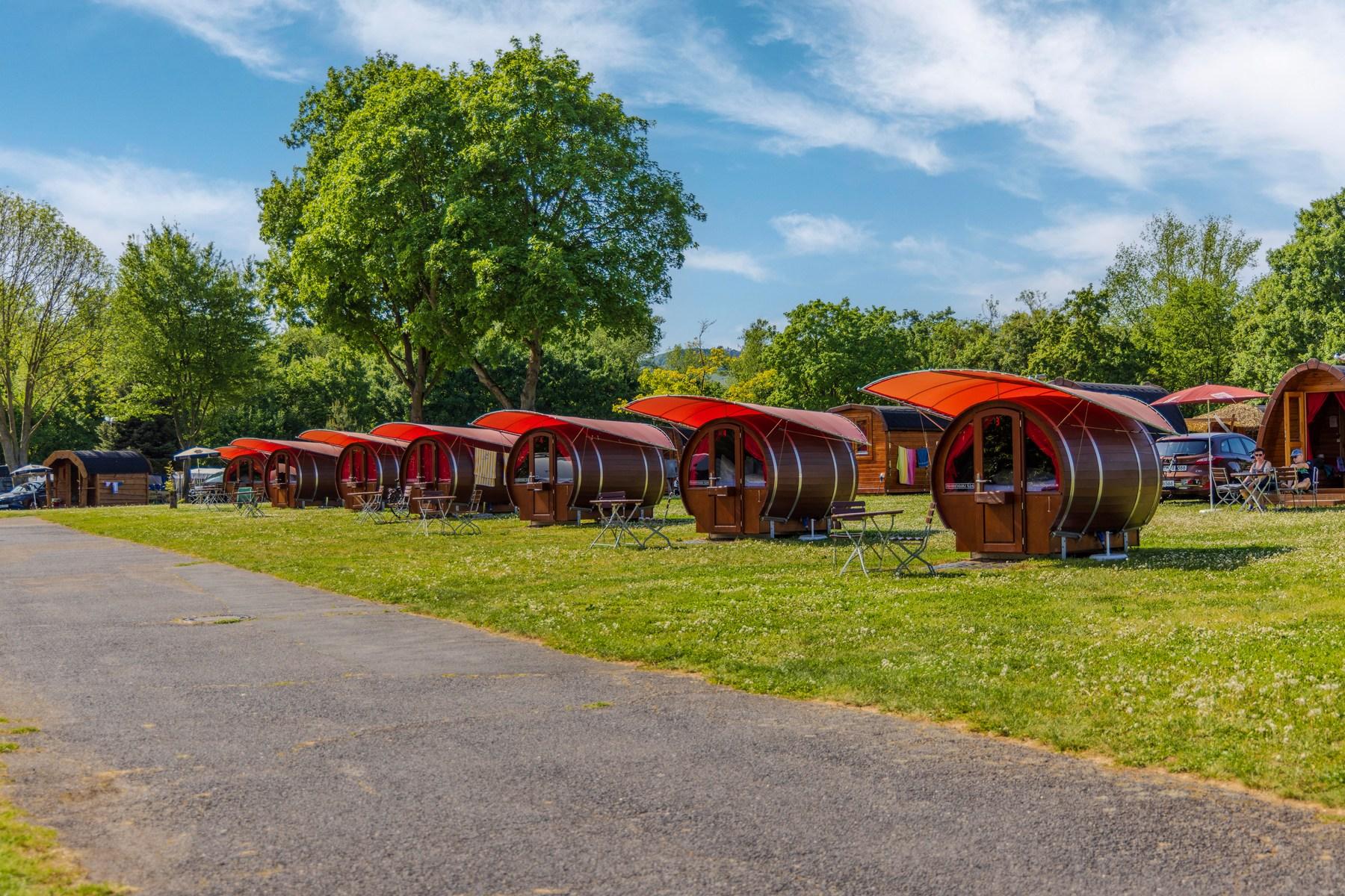 Rad av tunnstugor hos Rheingau 524 Lodges längs en gång