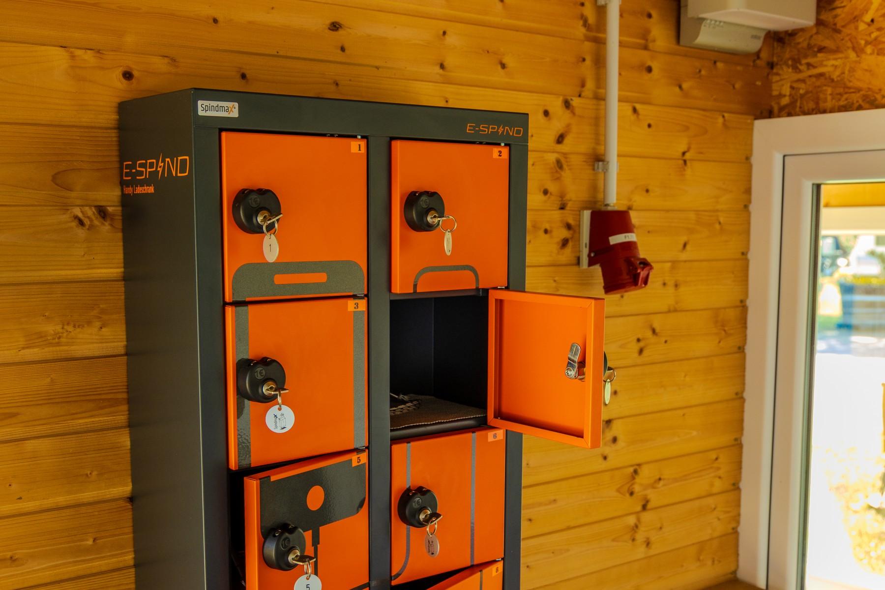 Laddskåp på Rheingaucamping – låsbara fack med USB-uttag för laddning av mobil och surfplatta