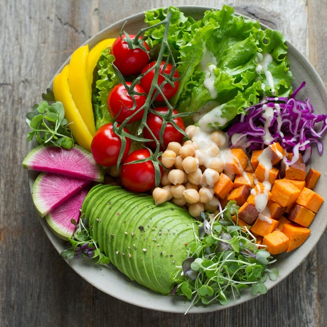 Salade verte, tomates, oignons