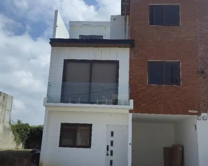 Hermosa Casa En Venta - En Colonia Hacienda Real Zona 16
