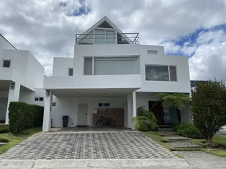 Casa en Venta en Campos de San Isidro Zona 16 – Residencia Familiar con Ático y - 4