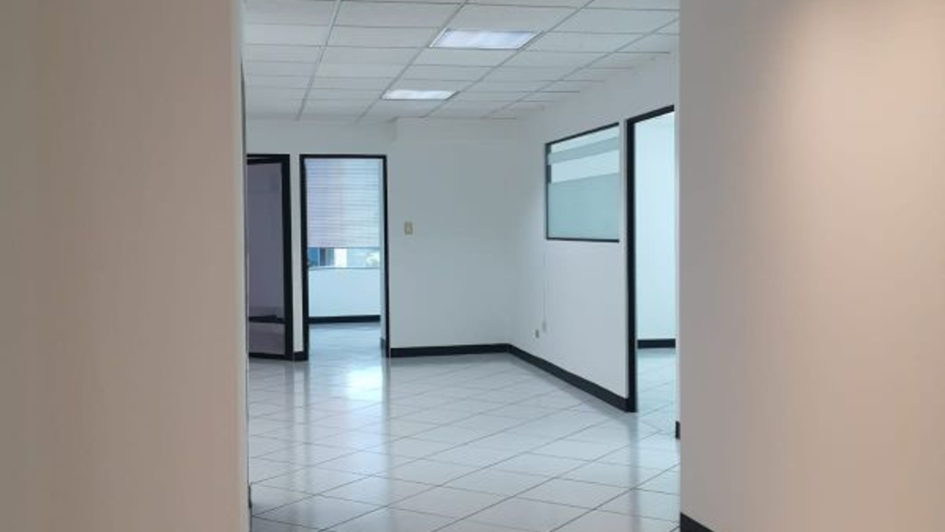 Oficina en Europlaza zona 14 *