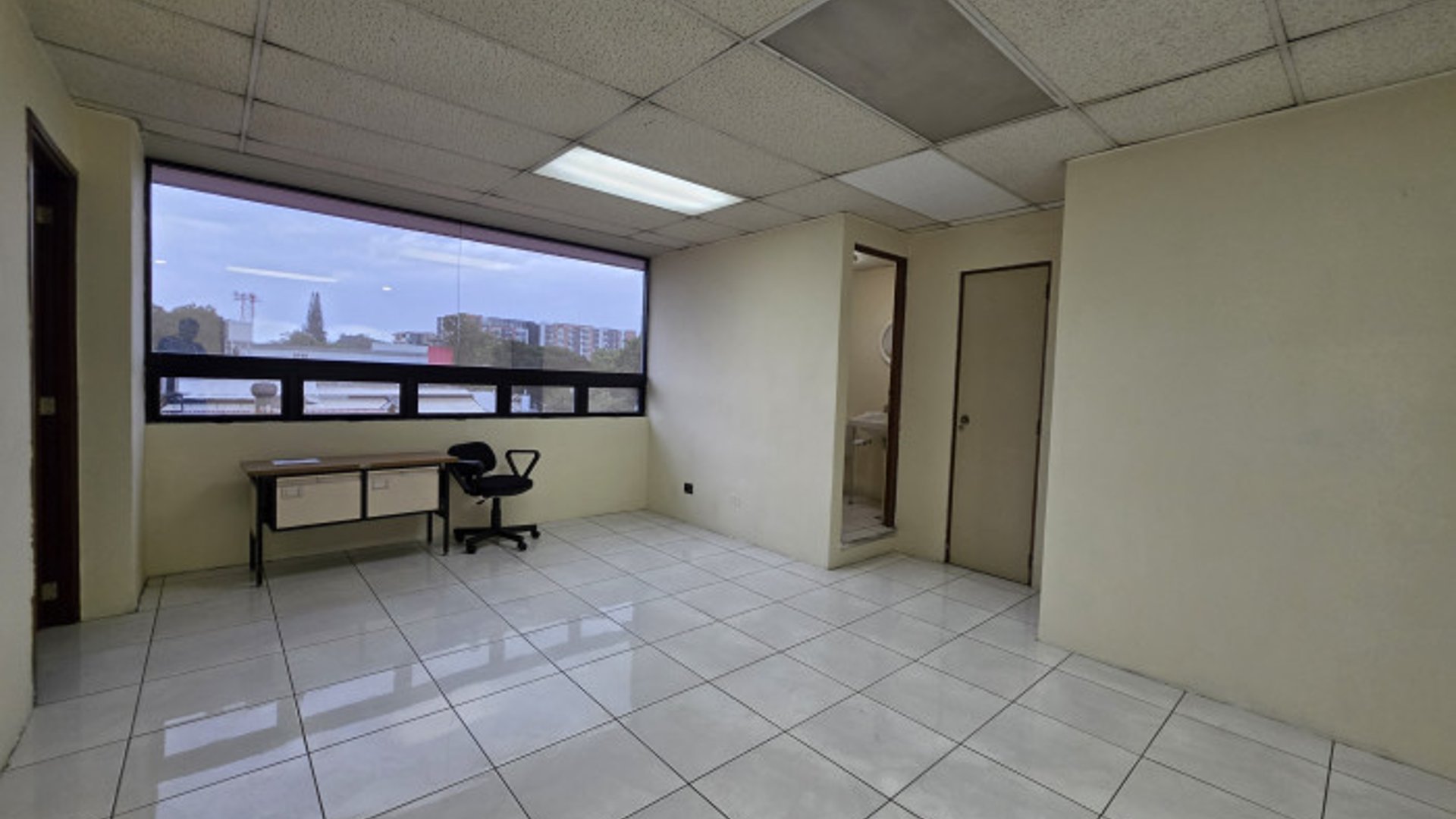 Oficina en Renta en Zona 9 Torre Cristal - Image 1