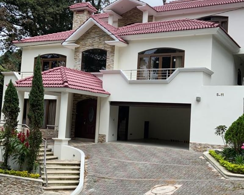 Casa en venta, exclusivo condominio zona 16.