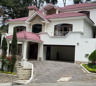 Casa en venta, exclusivo condominio zona 16.
