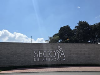 CASA EN VENTA – CONDOMINIO SECOYA DE ARRAZOLA | CAES KM. 16.5 - Image 1