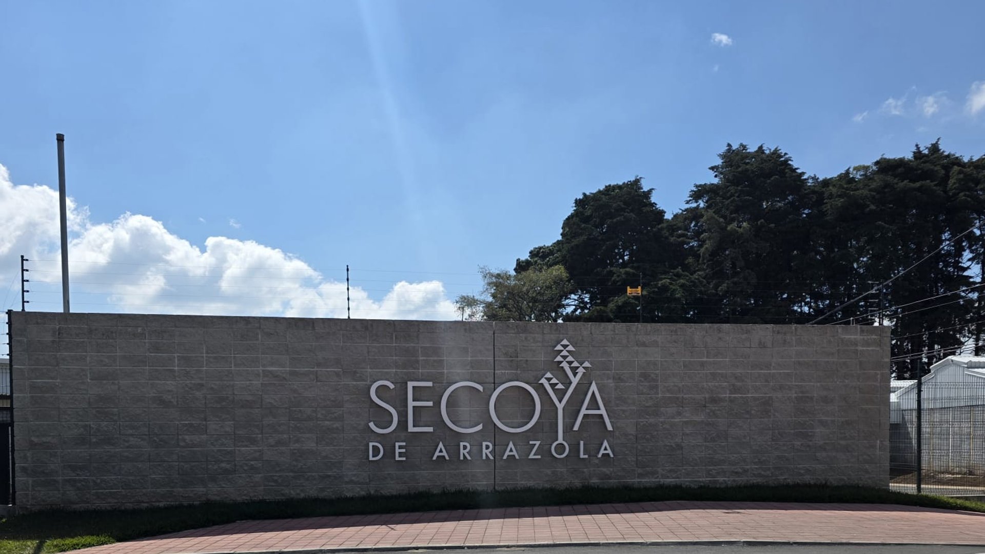 CASA EN VENTA – CONDOMINIO SECOYA DE ARRAZOLA | CAES KM. 16.5