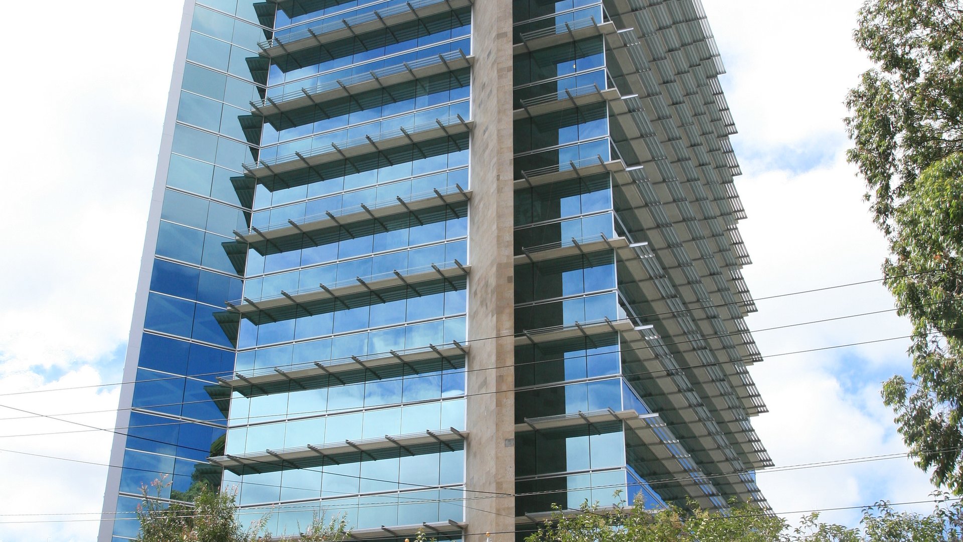 LUJOSA OFICINA EN RENTA EN ZONA 15 CIUDAD GUATEMALA