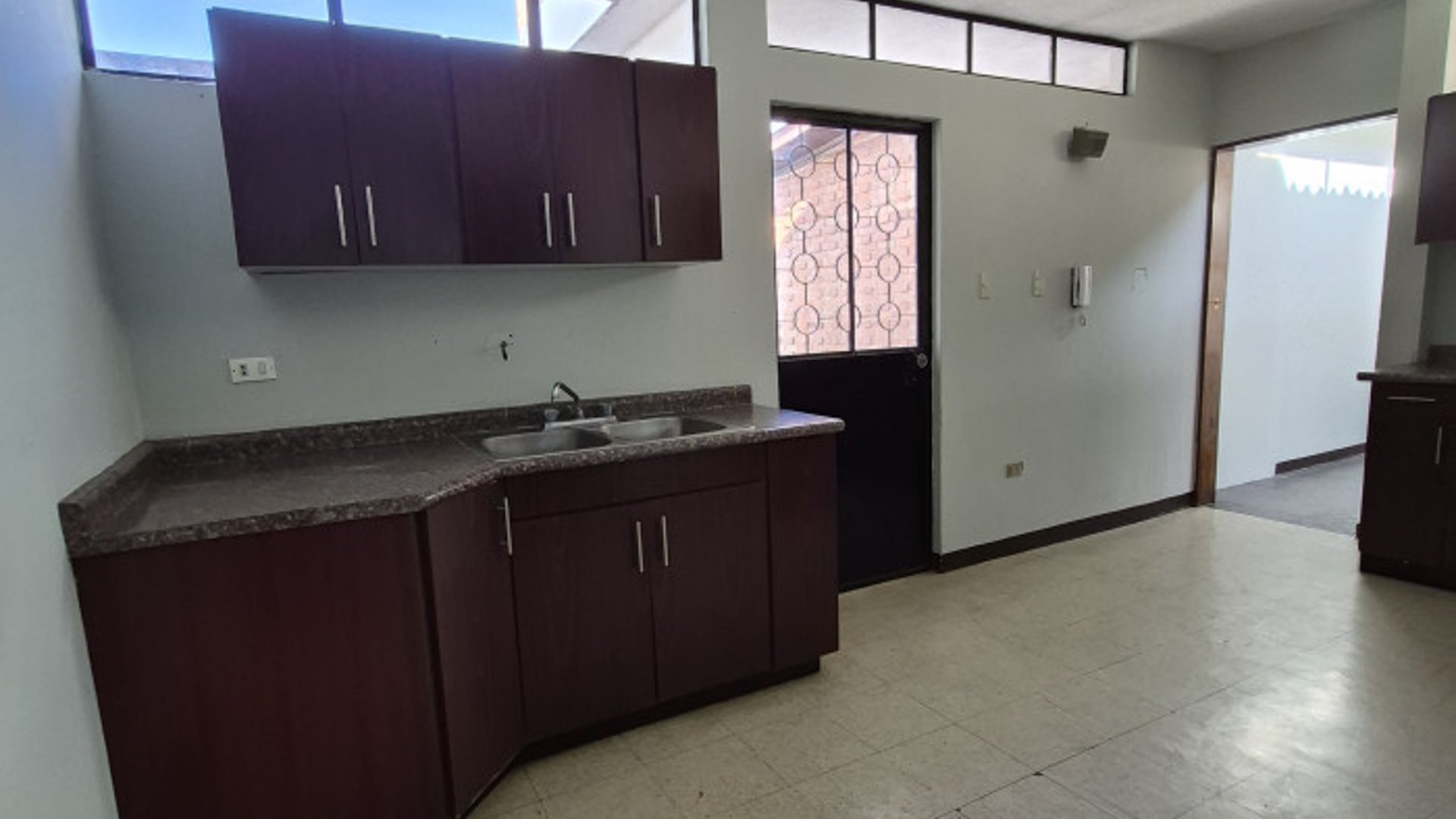 Casa en renta para oficinas zona 15 Vista Hermosa 1 - Miniatura 10