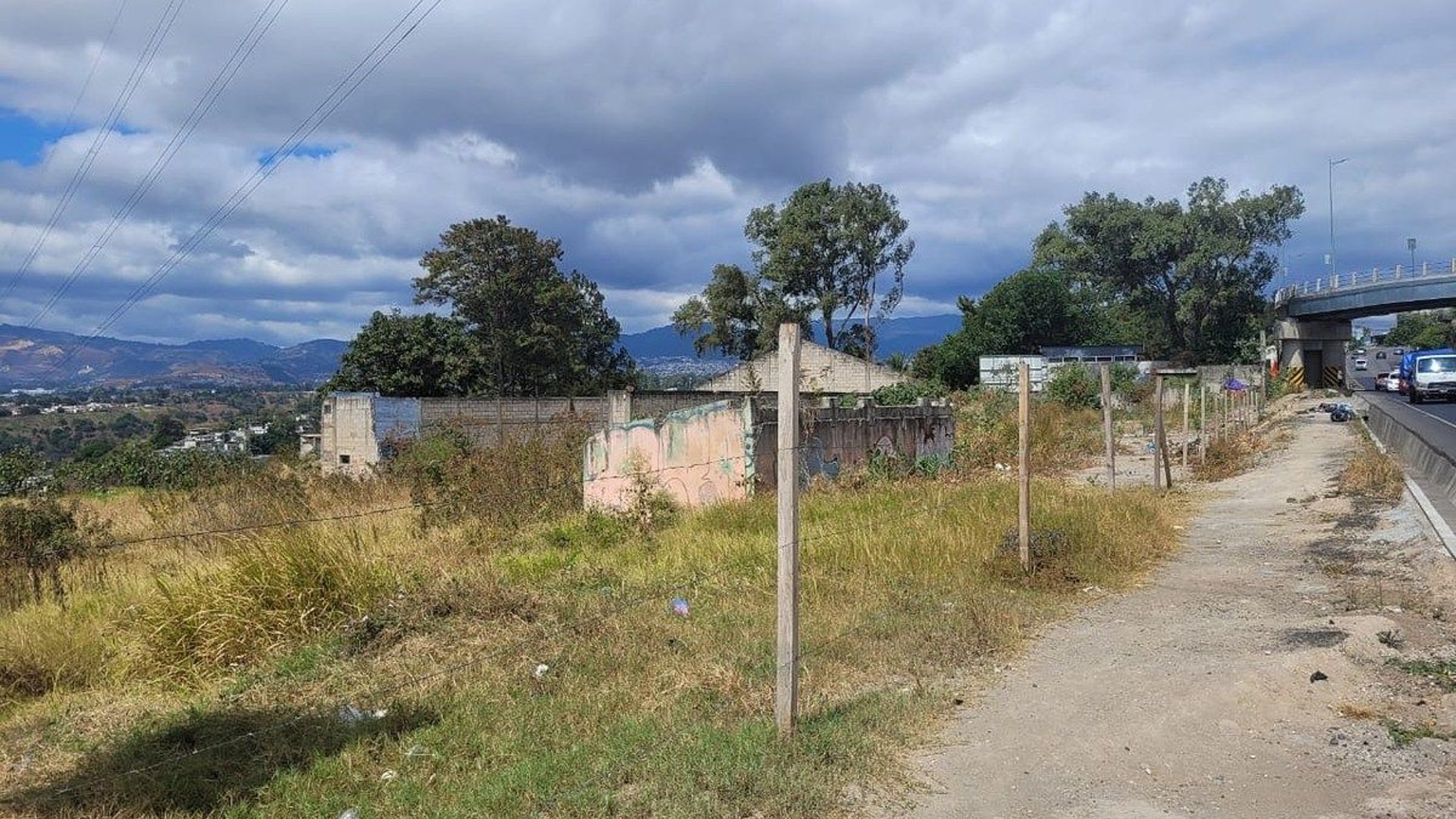 TERRENO COMERCIAL EN VENTA — UNA MANZANA SOBRE AVENIDA PETAPA - Miniatura 2