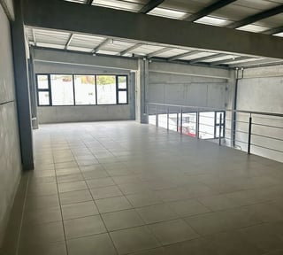 Calzada la paz / Bodega en renta zona 17