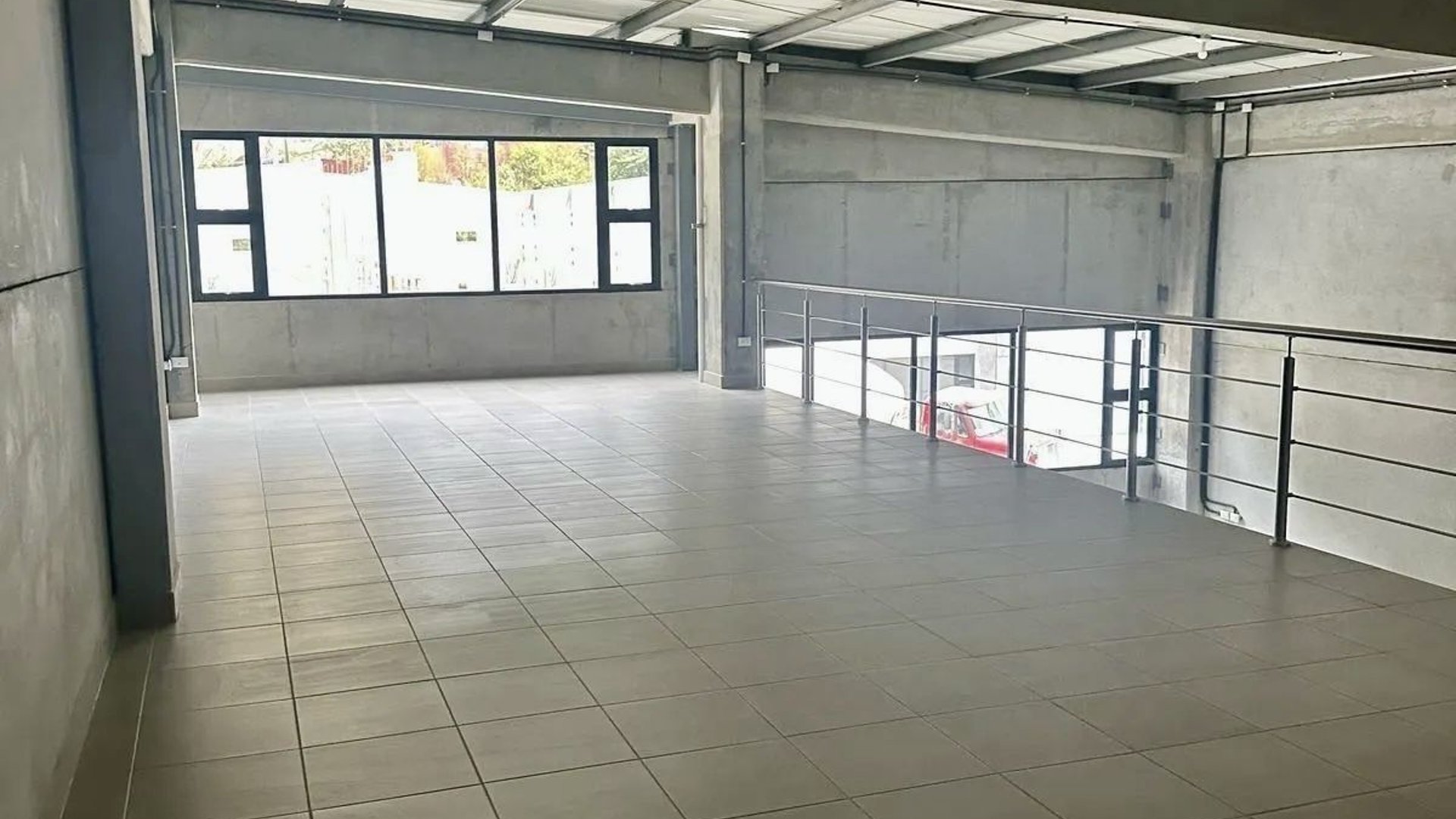 Calzada la paz / Bodega en renta zona 17
