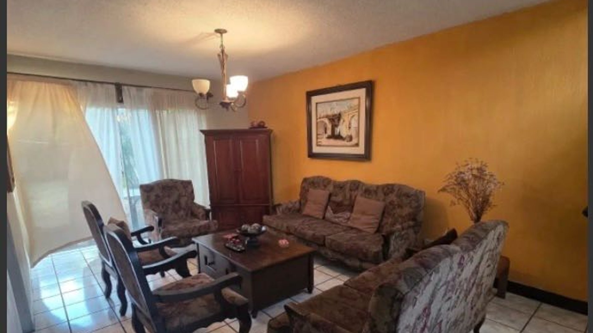 Venta de amplia casa de 2 niveles en Residenciales Lourdes, Zona 16