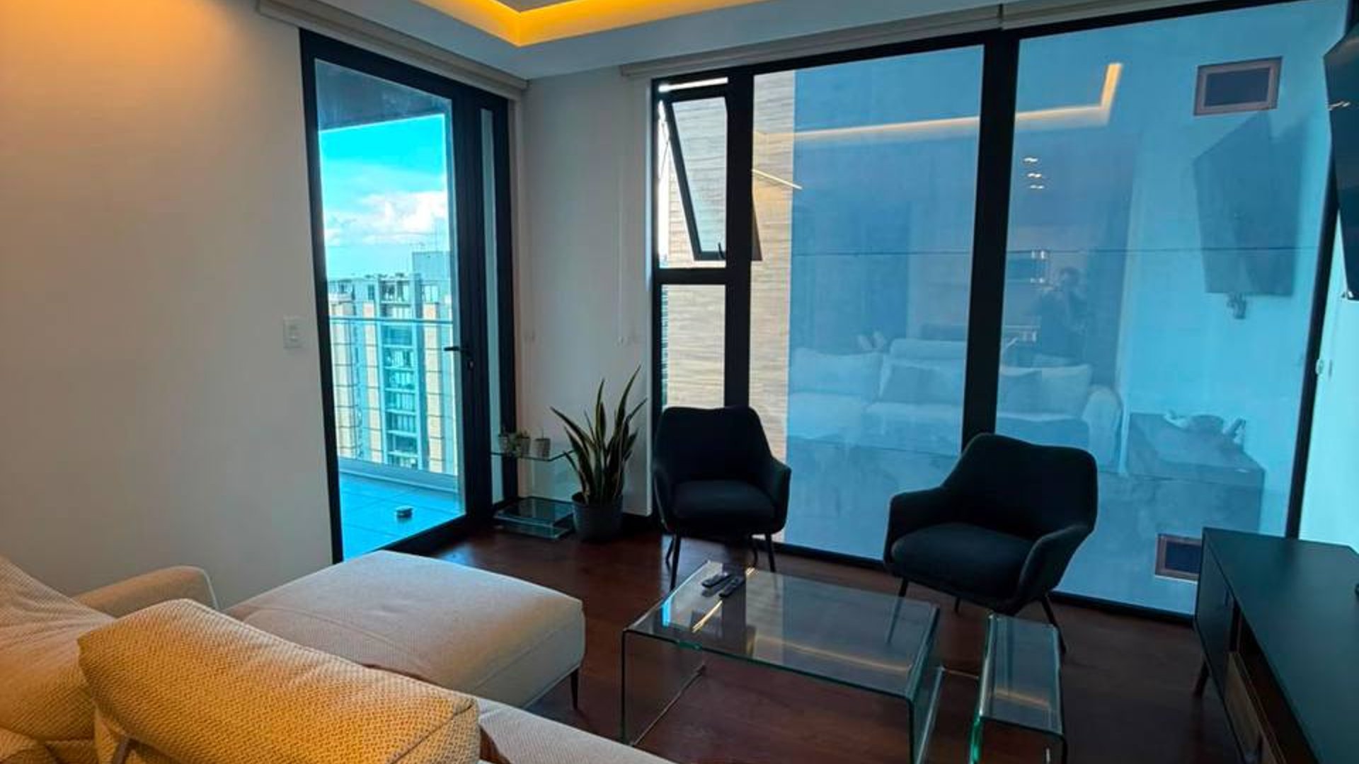 Apartamento en renta en Edificio Vasanta zona 10 - Miniatura 3