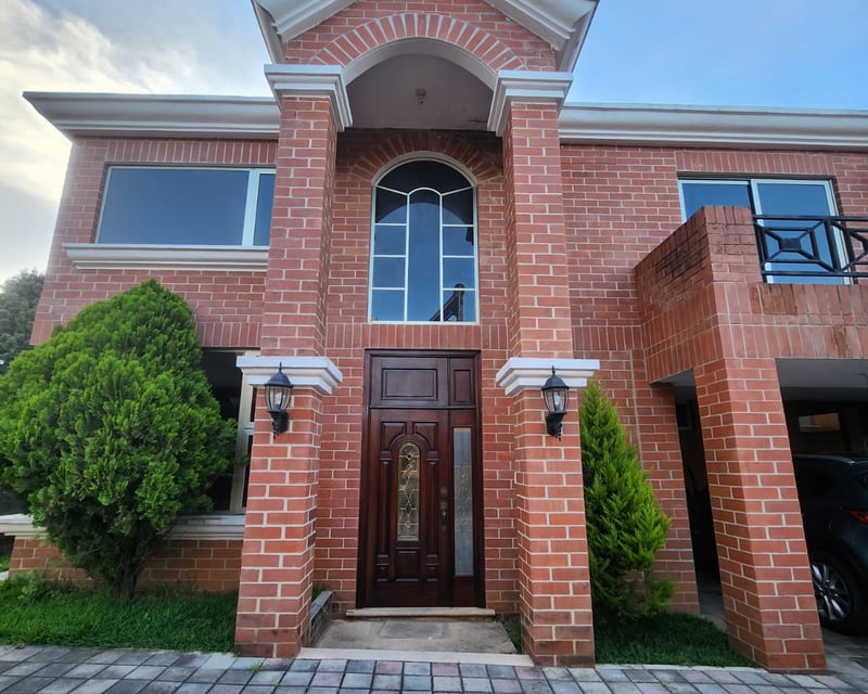 Casa en renta de 2 niveles con 4 habitaciones en z16 Cayala Ref-5161