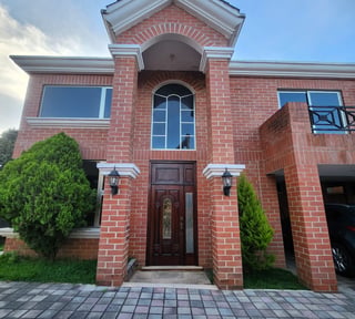 Casa en renta de 2 niveles con 4 habitaciones en z16 Cayala Ref-5161