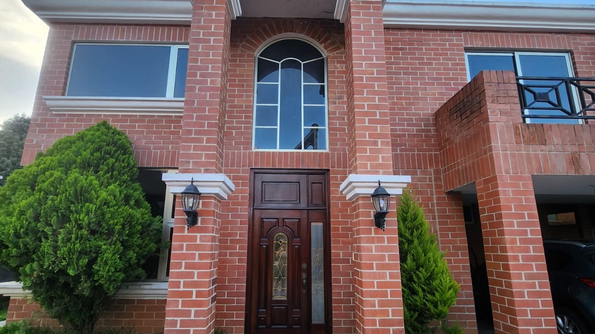 Casa en renta de 2 niveles con 4 habitaciones en z16 Cayala Ref-5161