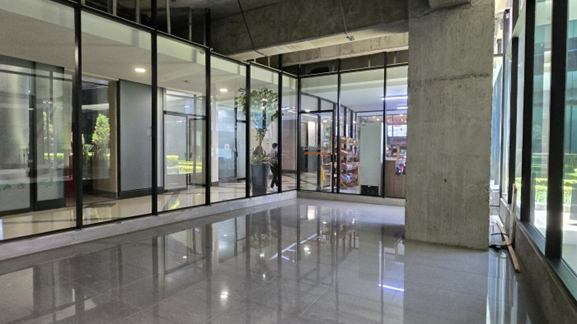 En renta Local Comercial en zona 13 Americas - Miniatura 2