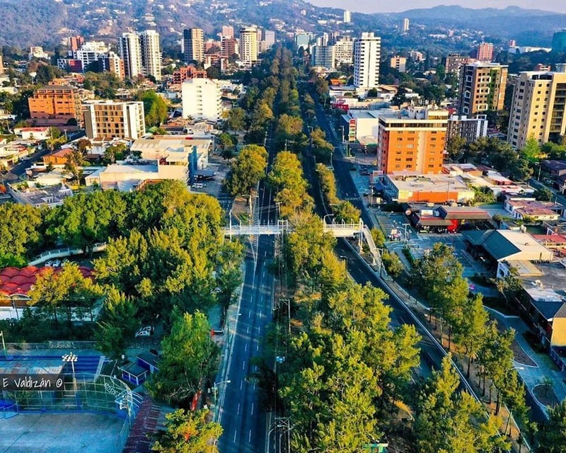 Casa en Renta sobre Bulevar Vista Hermosa, Zona 15 – Ideal para Negocio 📍
