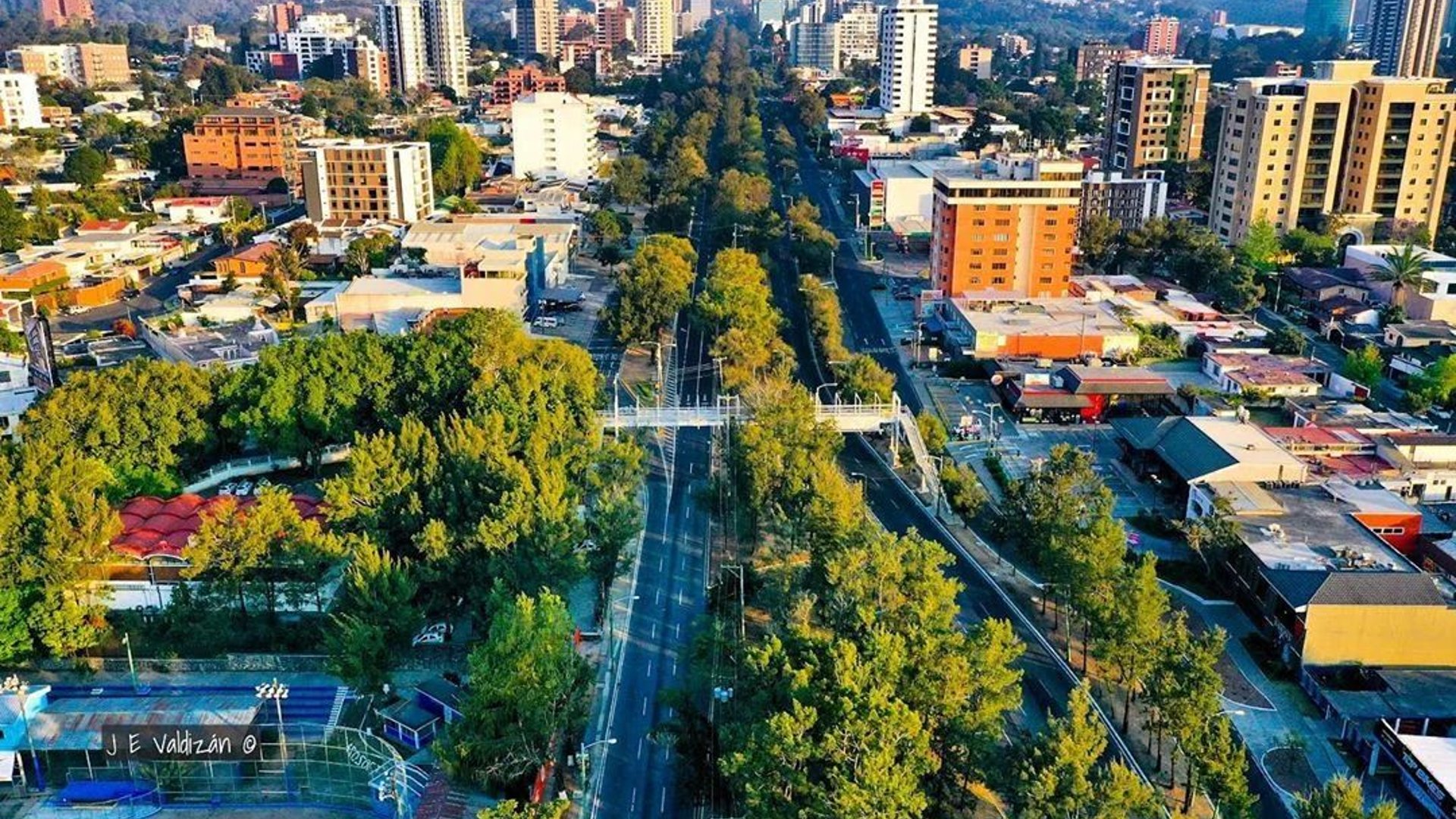 Casa en Renta sobre Bulevar Vista Hermosa, Zona 15 – Ideal para Negocio 📍
