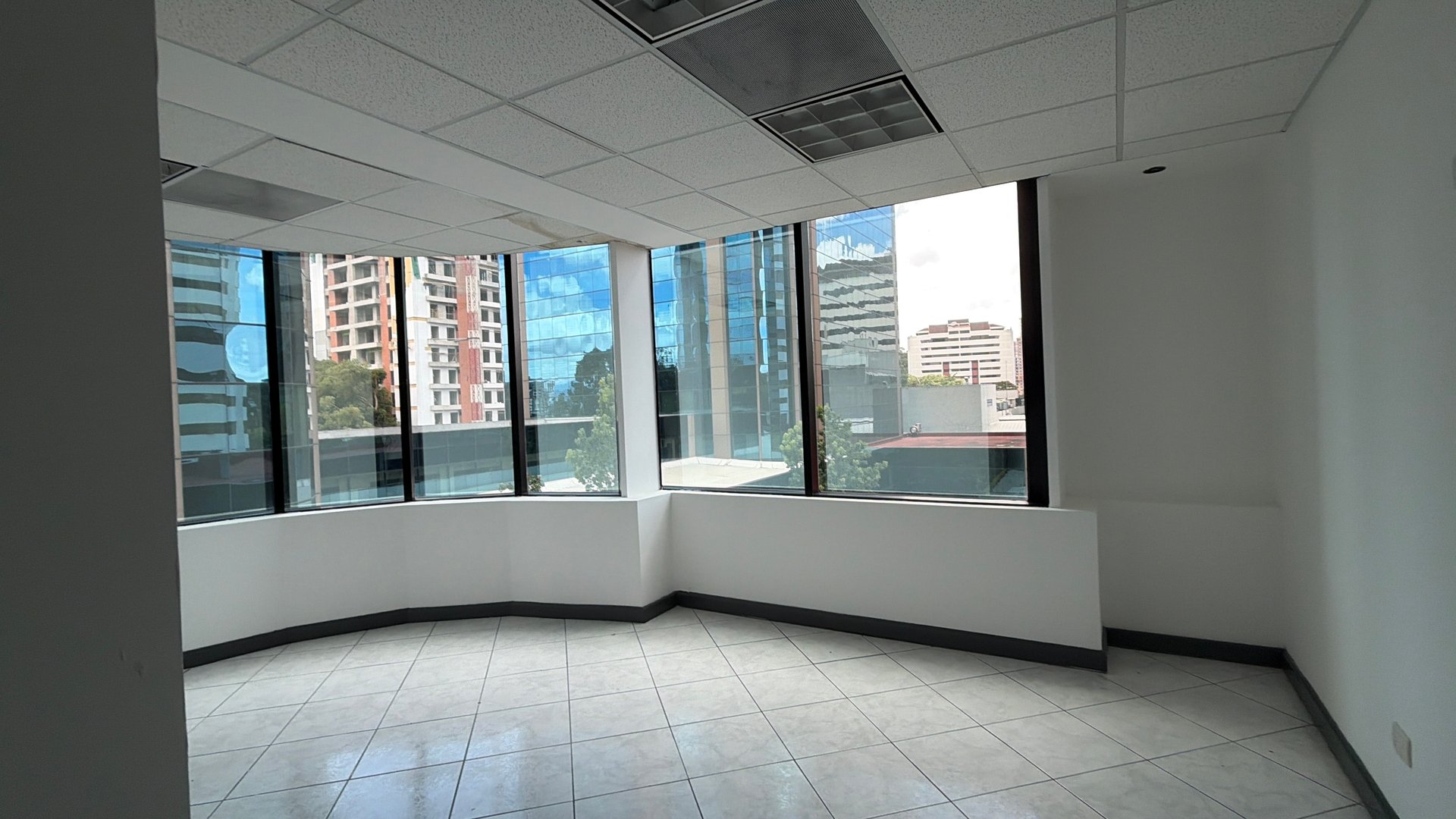 Oficina en Alquiler / Venta Edificio Europlaza, zona 14 - Miniatura 9