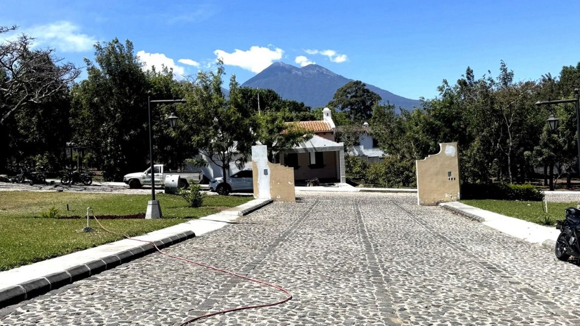 TERRENO TOTALMENTE PLANO EN VENTA EN COND. SAN PEDRO LAS HURTAS - Miniatura 5