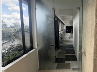 En renta oficina comercial en Zona 10 - 4