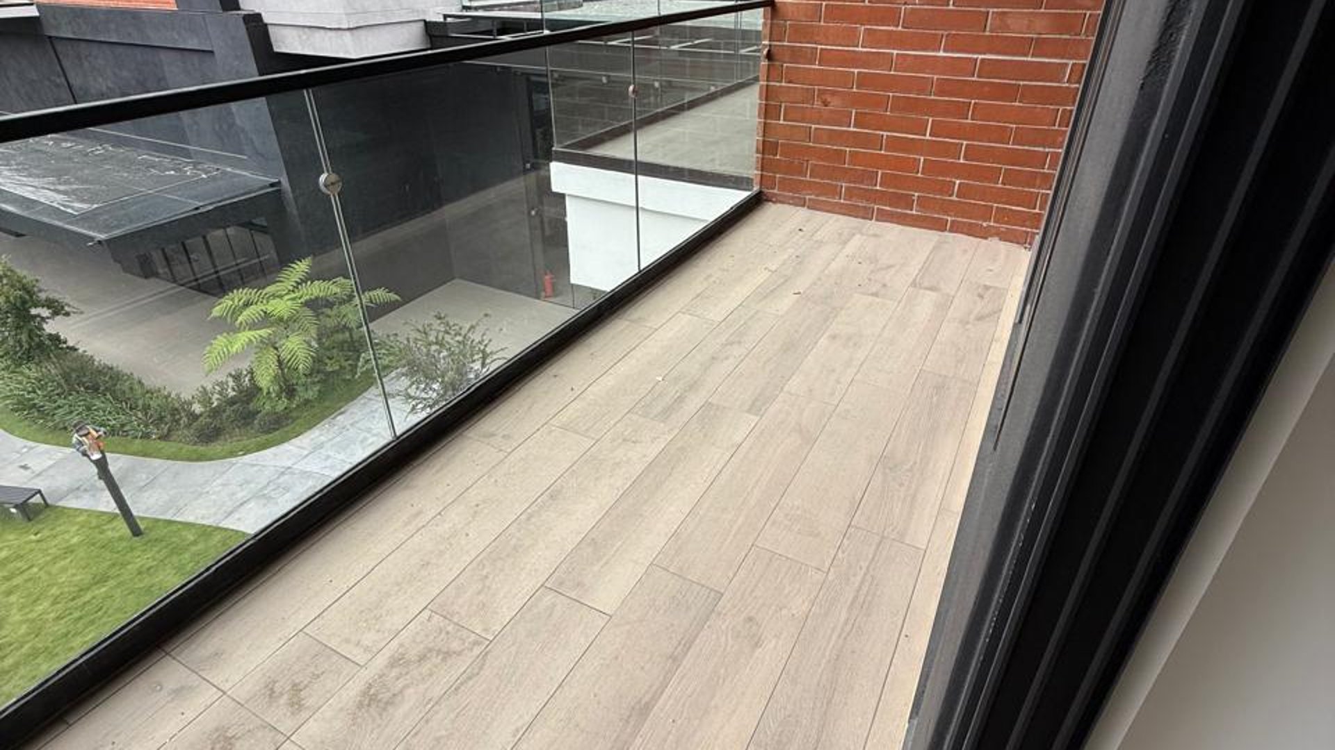 EDIFICIO FERRE DIEZ  ZONA 10 RENTA NUEVO APARTAMENTO AMUEBLADO  - Miniatura 3