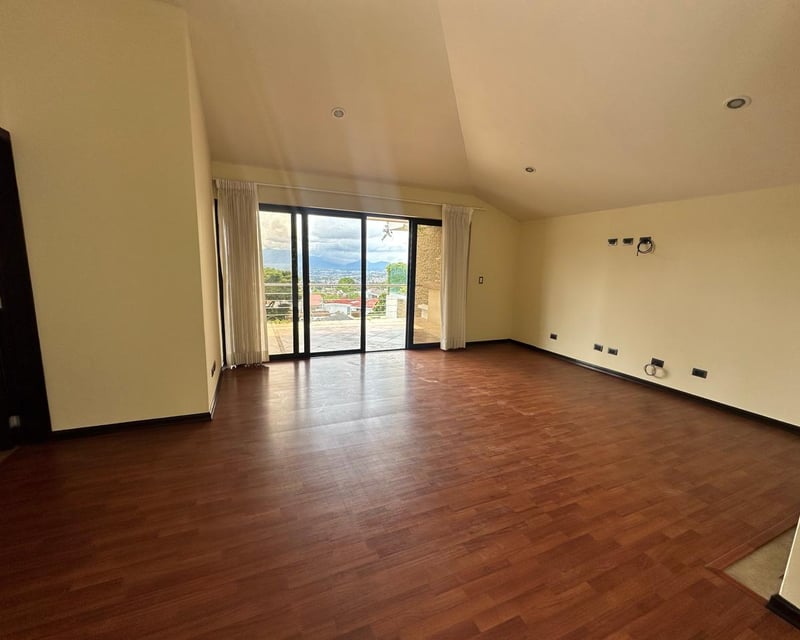 CASA EN COLONIA ELGIN 2 ZONA 13