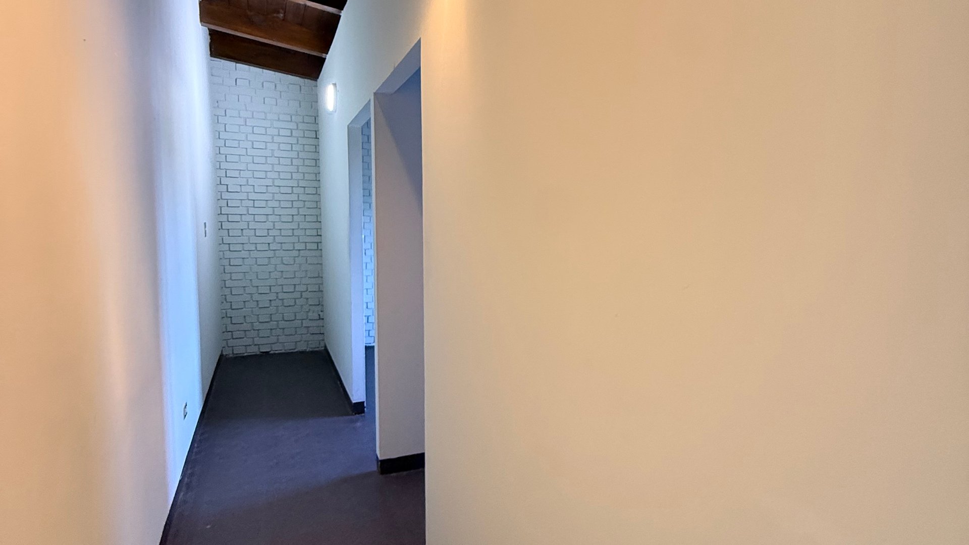 Casa ideal para oficinas en vh1 , zona 15. - Miniatura 3