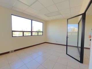 En Renta oficina en Ave. Las Américas zona 13 - 2
