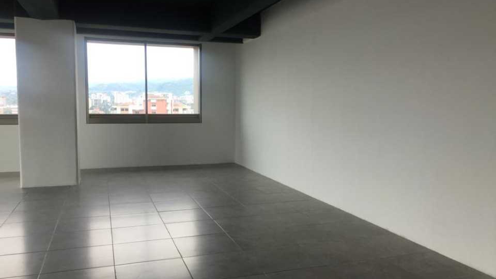 Vendo Oficina en Zona 10 Edificio Pialé - Miniatura 3