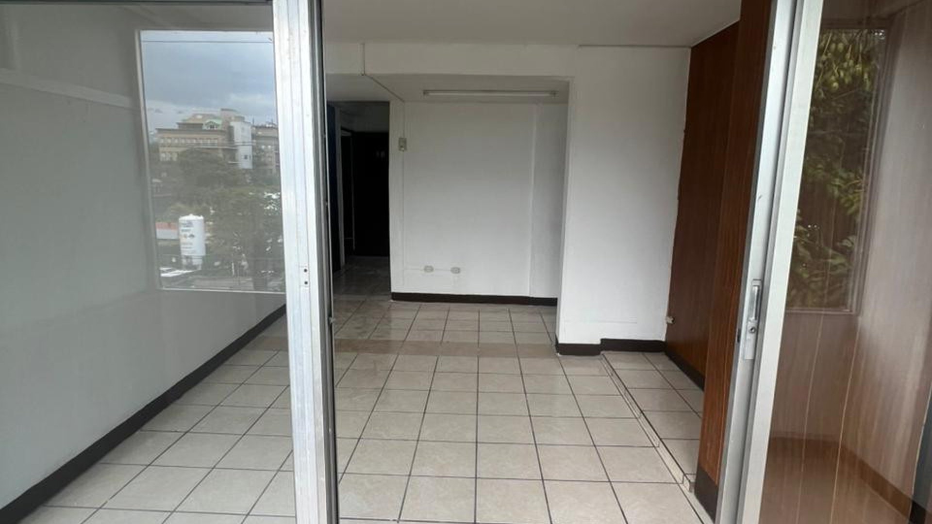 Oficina en renta zona 10 Frente a Herrera Llerandi - Miniatura 10