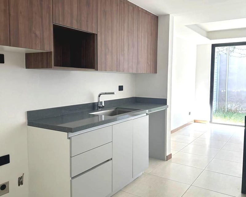 Casa con jardin privado en renta de 4 habitaciones en zona 16 Ref-5603