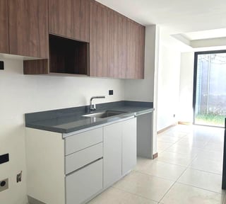 Casa con jardin privado en renta de 4 habitaciones en zona 16 Ref-5603