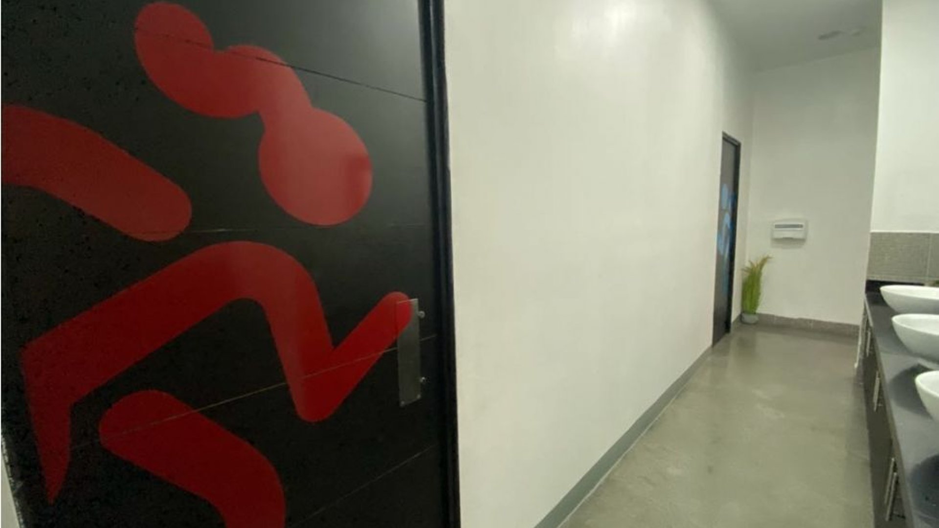 Edificio de oficinas con amplio parqueo en alquiler zona 9 - Miniatura 5