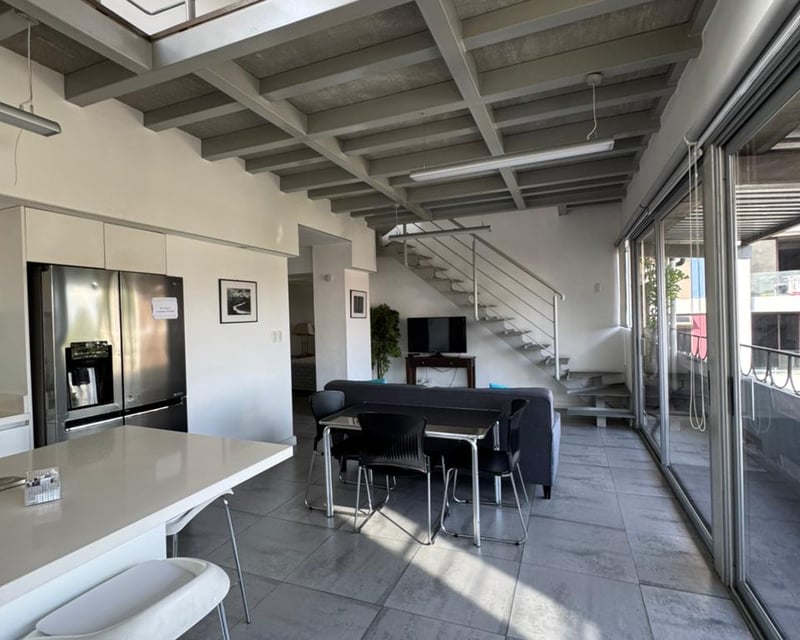 Apartamento estilo Loft de 2 niveles y 2 habitaciones en Zona 9 Edificio Consedi