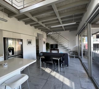 Apartamento estilo Loft de 2 niveles y 2 habitaciones en Zona 9 Edificio Consedi