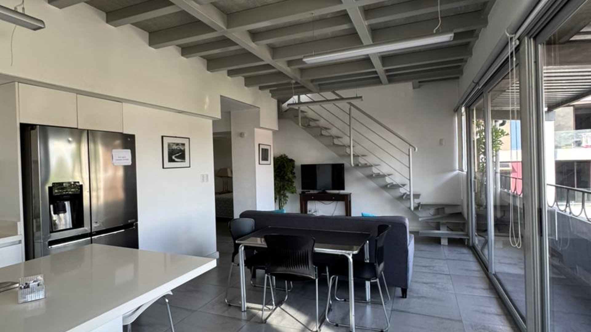 Apartamento estilo Loft de 2 niveles y 2 habitaciones en Zona 9 Edificio Consedi