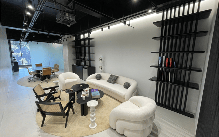 Oficina en renta en nivel medio de Spazio zona 15 Ref-5513