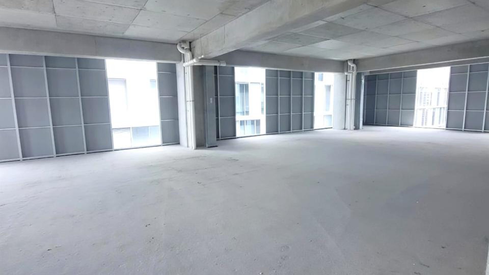 Oficina de 2 niveles en renta en edificio Avia - zona 10 Ref-5728