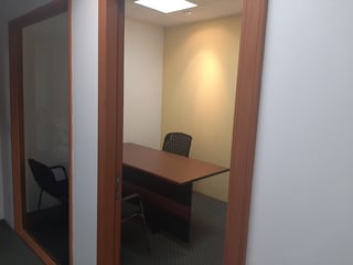  Rento oficina pequeña, ubicada dentro grupo de oficinas, Zona 9 - 2