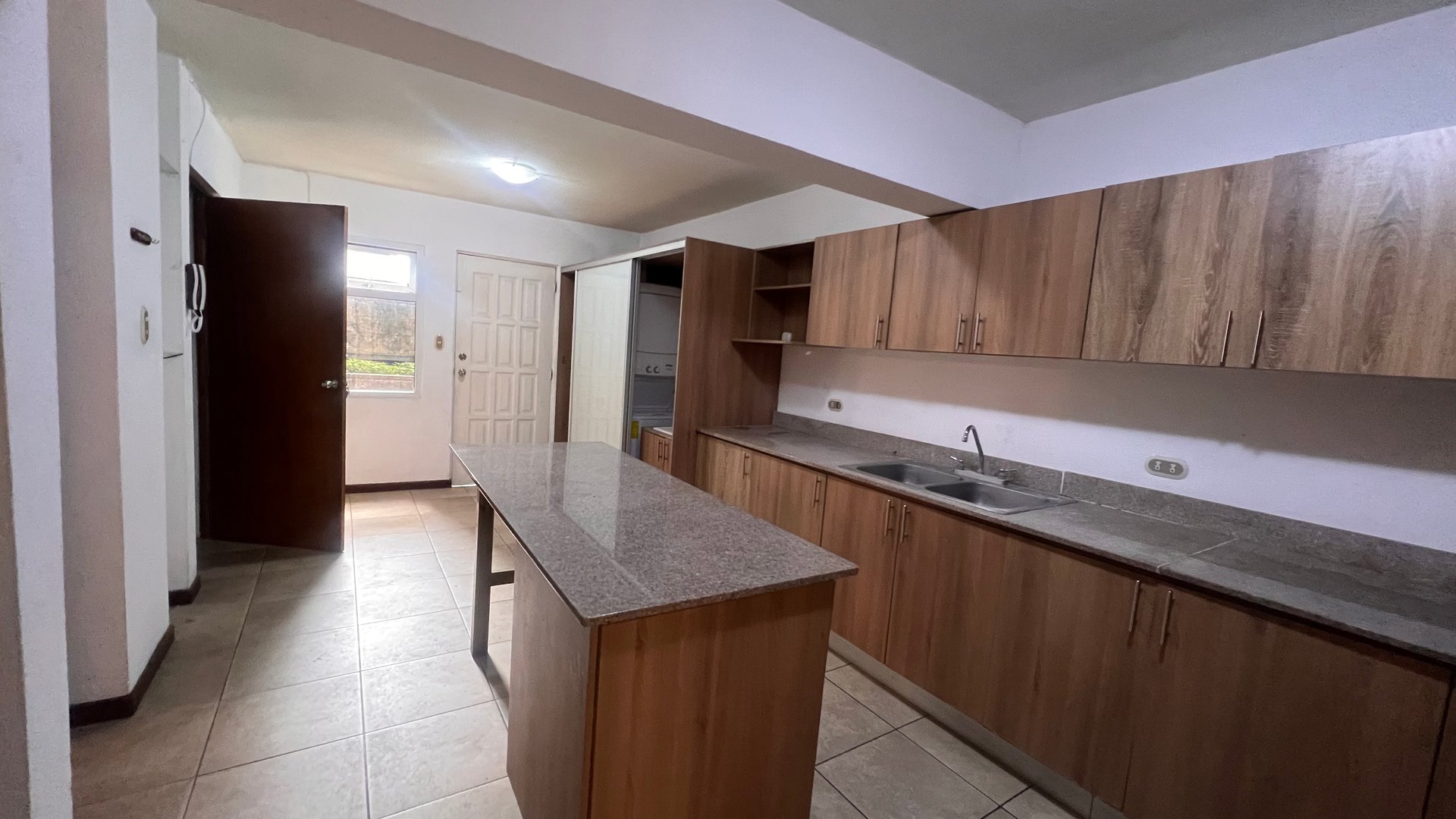 Lindo towhouse en renta Cantabria zona 13 - Miniatura 18