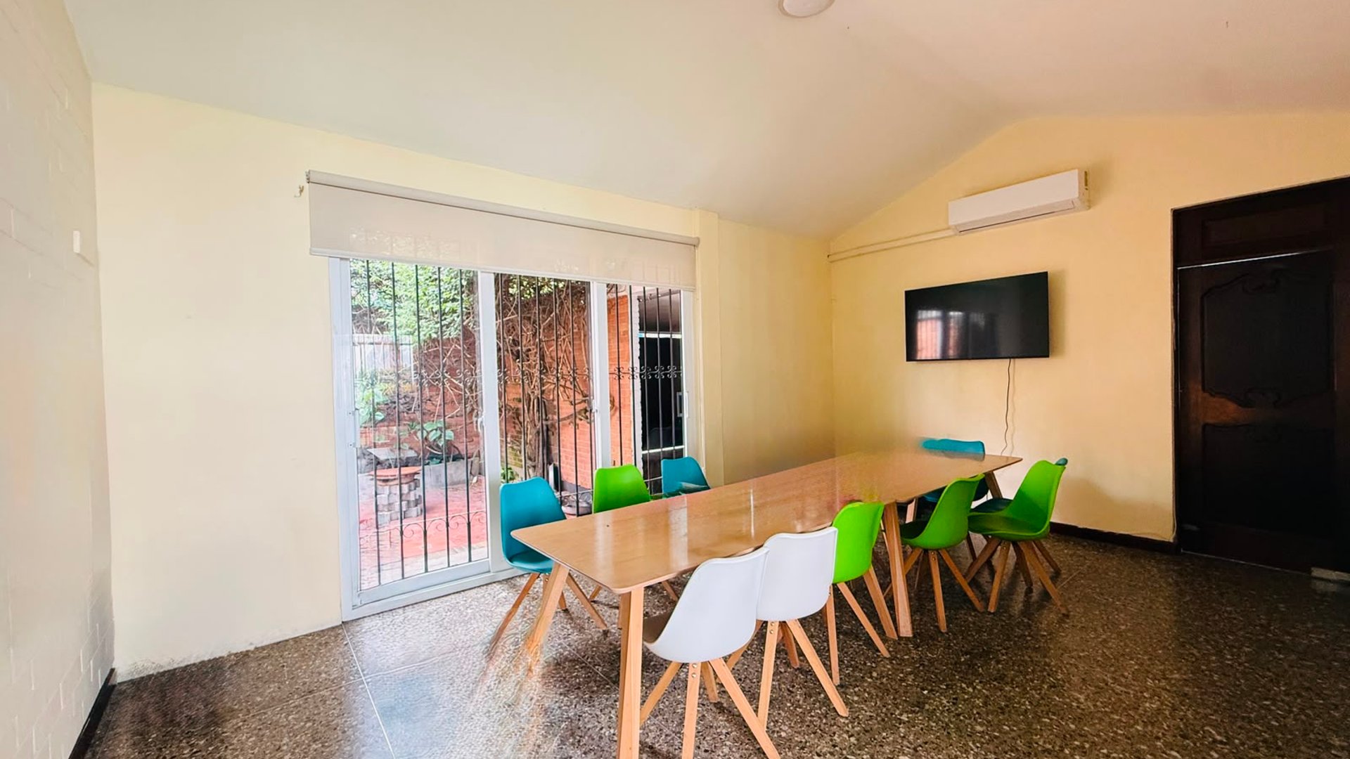 ALQUILER DE AMPLIA CASA IDEAL PARA COMERCIO U OFICINAS - ZONA 10 - Miniatura 16