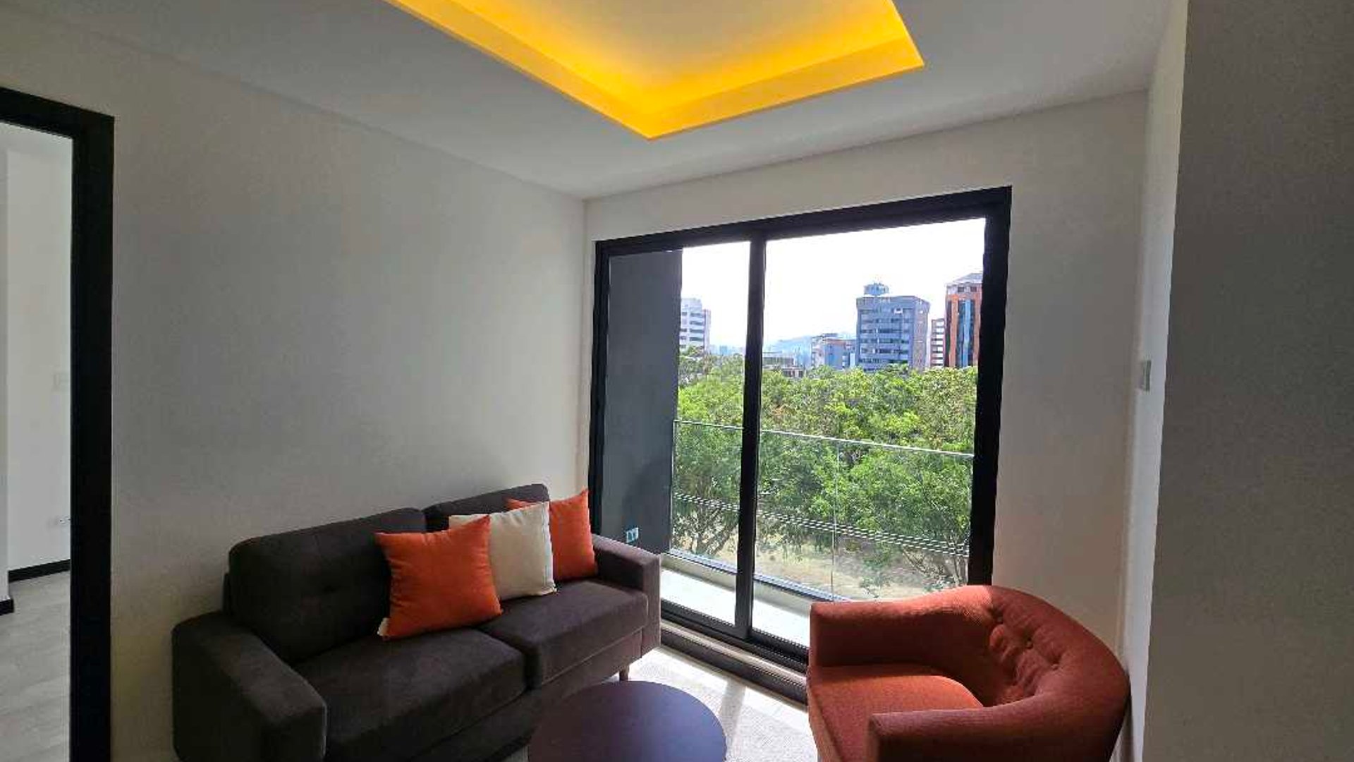 APARTAMENTO SEMIAMUEBLADO EN ALQUILER EN ZONA 13 - Miniatura 4
