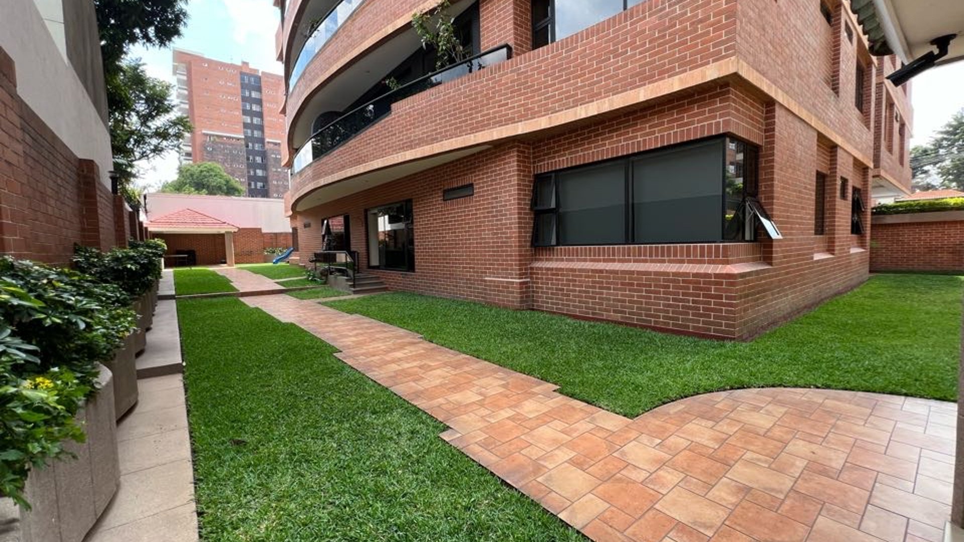 Alquiler Apartamento Amueblado y Equipado en San Patricio zona 14 - Image 1