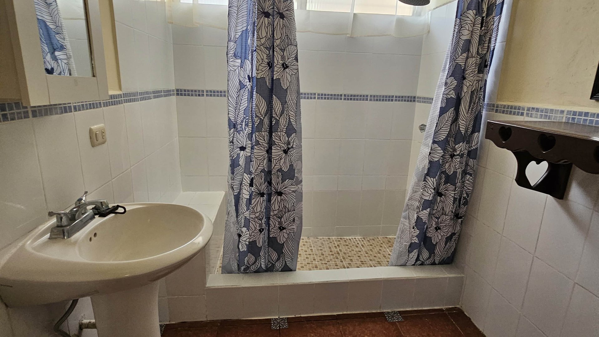 APARTAMENTO AMUEBLADO EN RENTA EN ZONA 9 - Miniatura 8